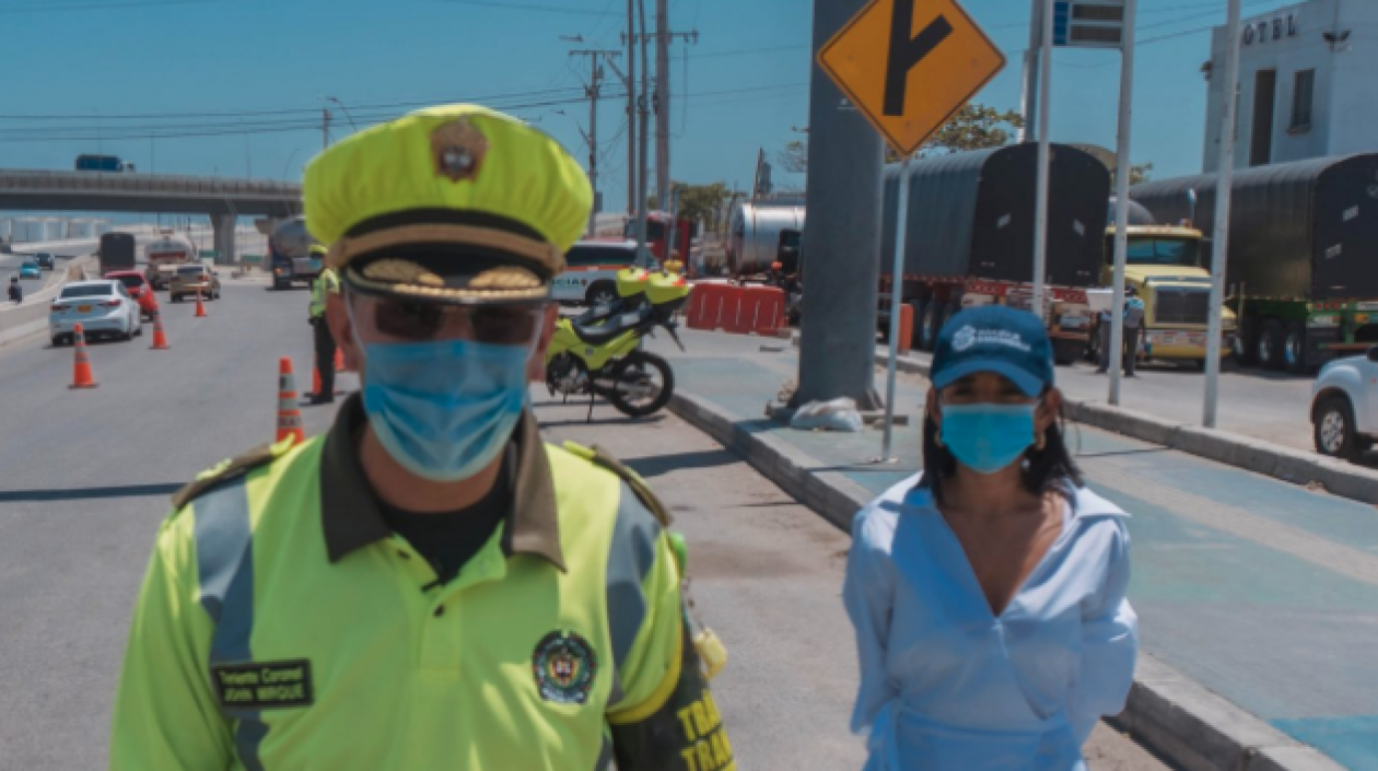 Coronel Jhon Mirque y la Secretaria Angélica Rodríguez.