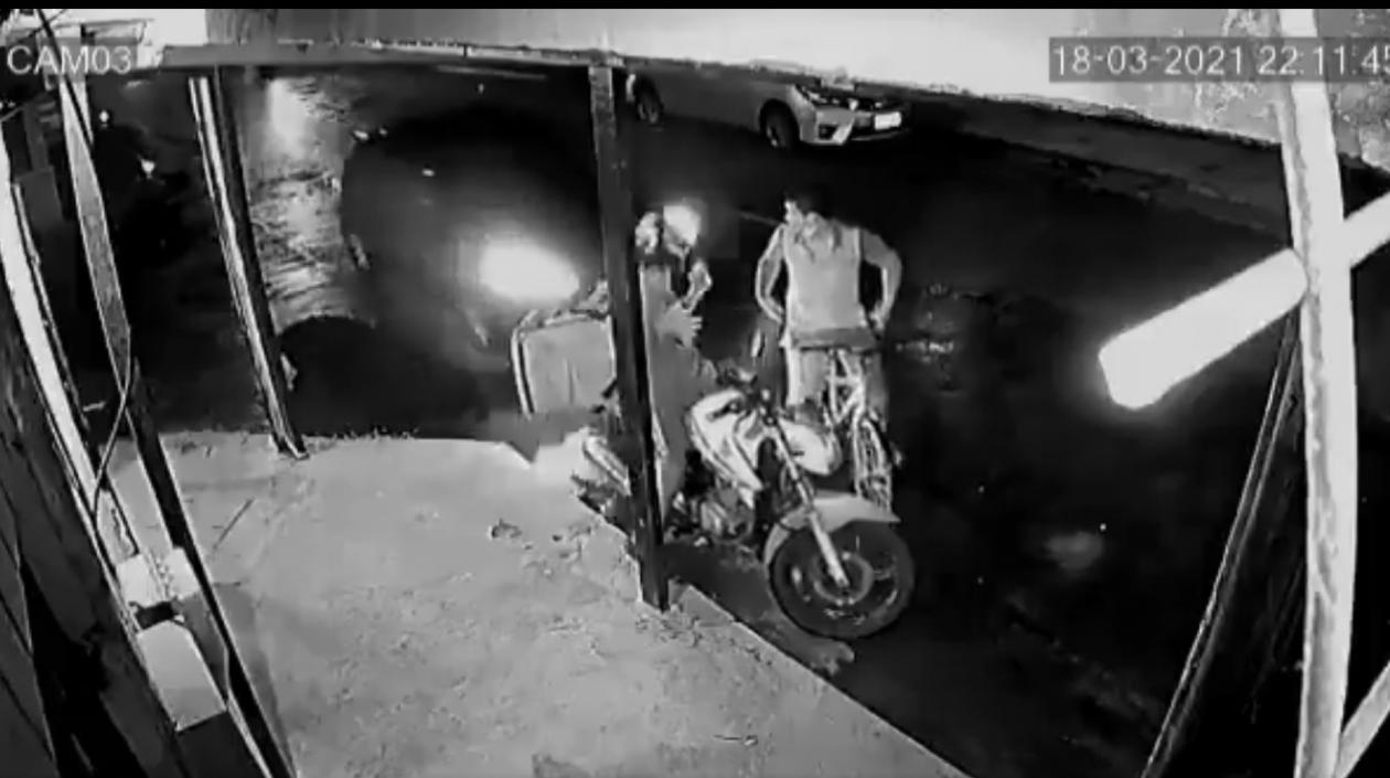 Instantes de que el delincuente fuera arrollado por el carro. 