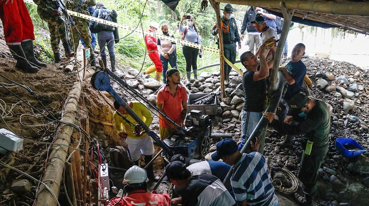 Brigadas de emergencia trabajan para intentar ingresar a una mina de oro de la vereda El Bosque en zona rural de Neira.