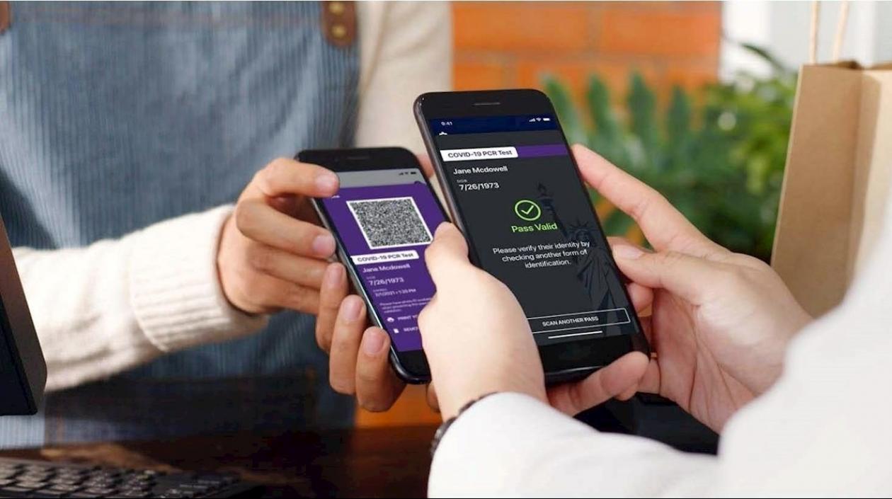 Fotografía cedida por el estado de Nueva York donde se muestra el uso de la identificación para vacunados y negativos de Covid-19.