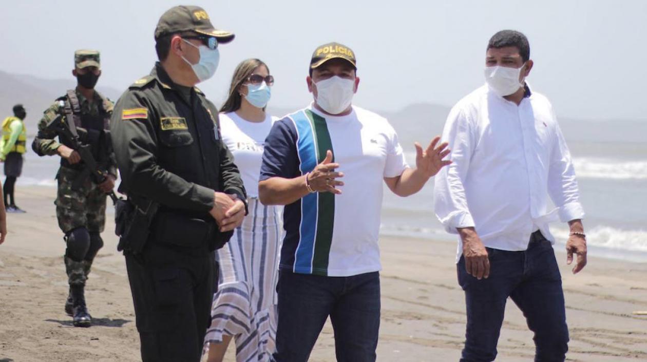 El Alcalde Wilman Vargas recorriendo las playas.