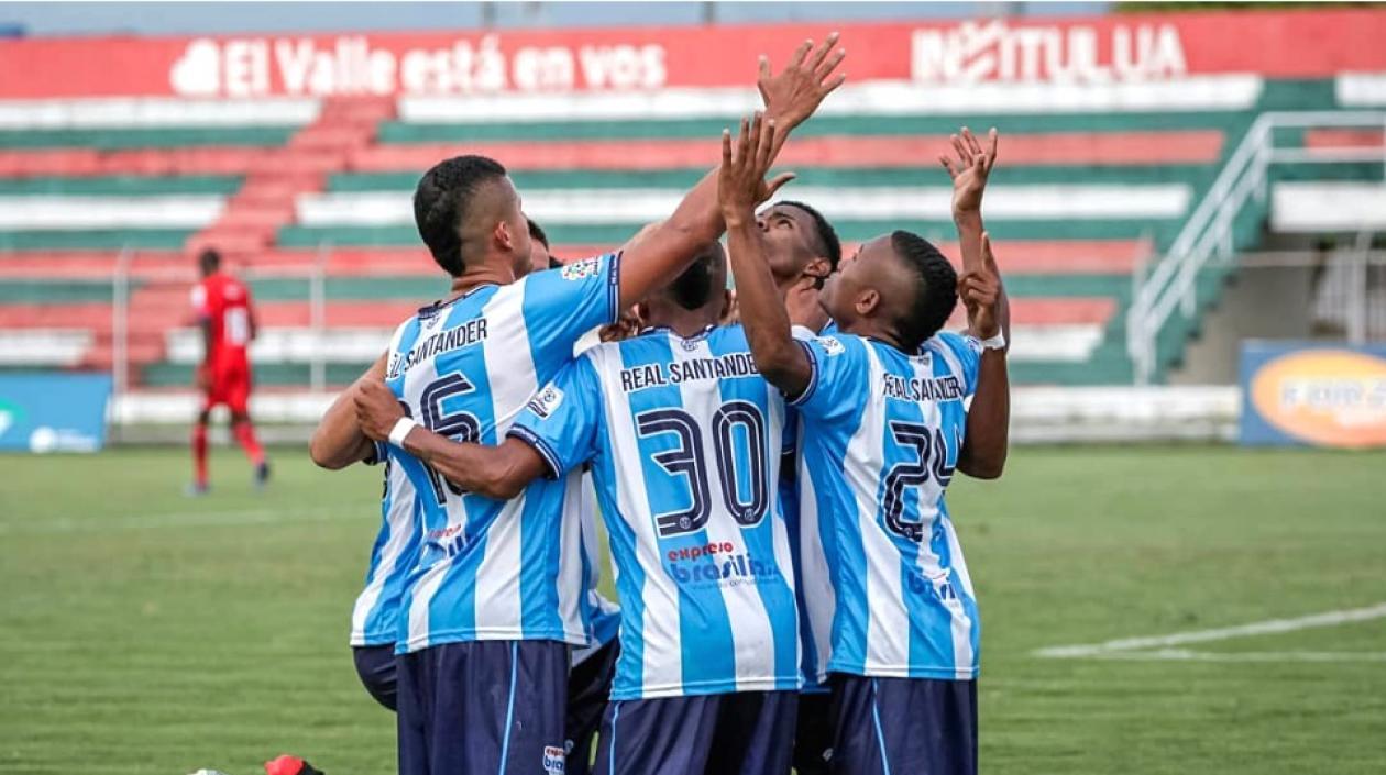 Jugadores de Real Santander celebrando un gol ante Cortuluá, en el Torneo de la B.