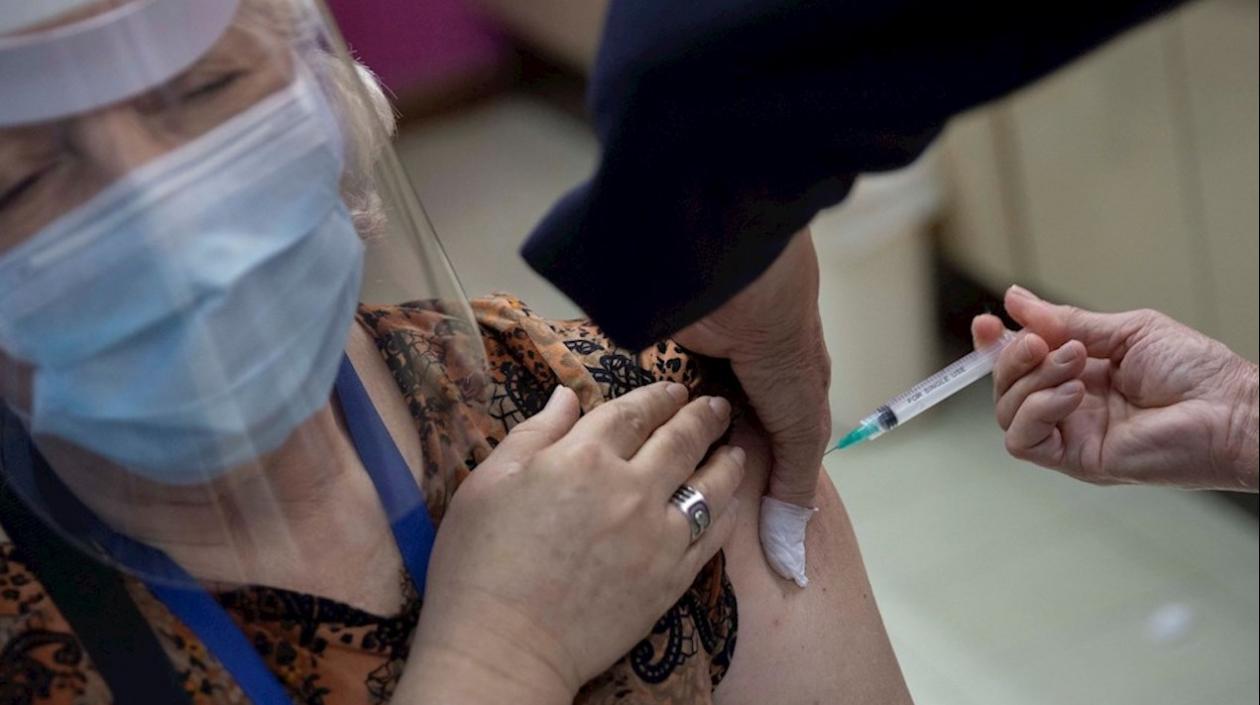 Vacunación contra el Covid-19 a mayores de 70 es una prioridad en Colombia.