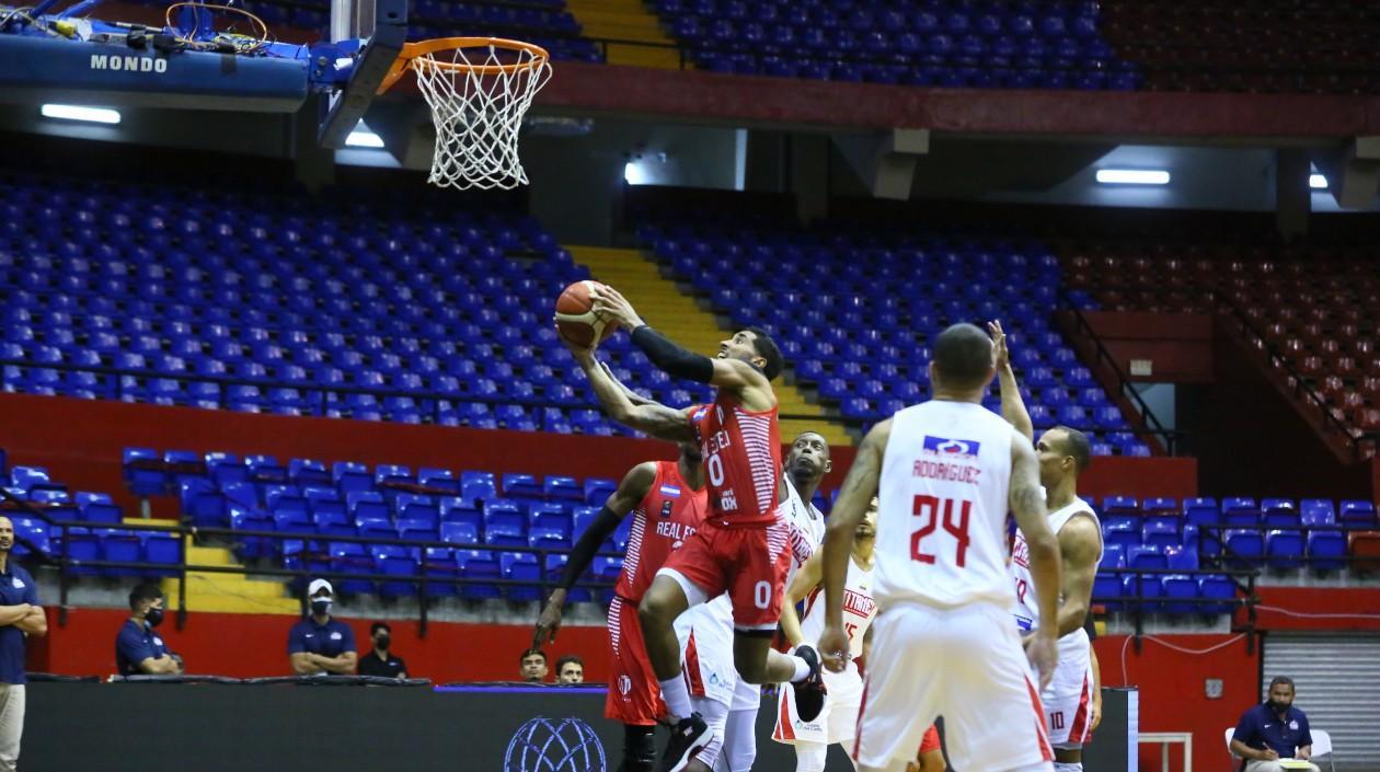 La defensa de Titanes no pudo parar a Jezreel De Jesús. 