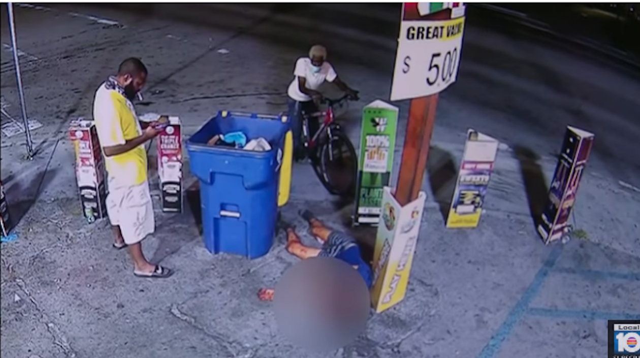 En esta esquina cayó el menor luego de ser auxiliado, a su lado un hombre llama por teléfono.