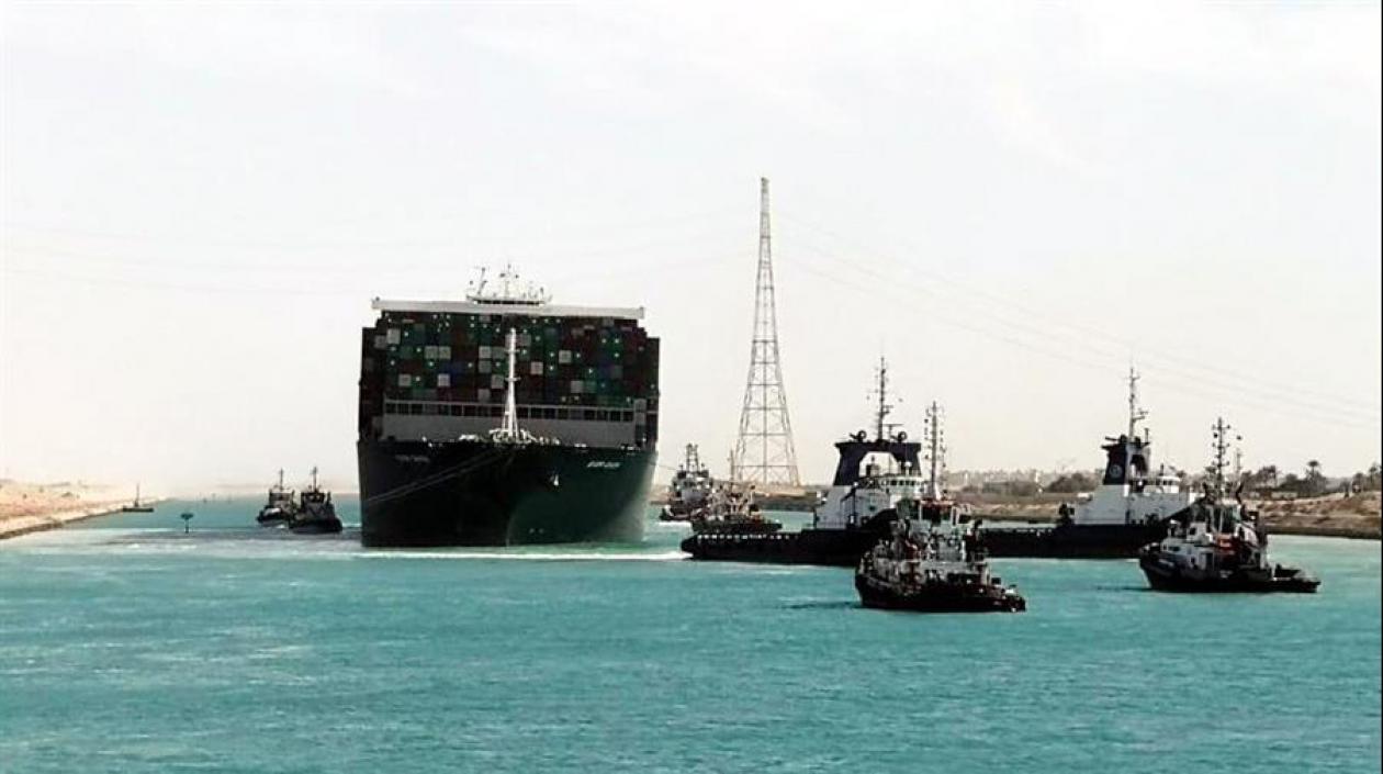 El portacontenedores reflotado por varios remolcadores.