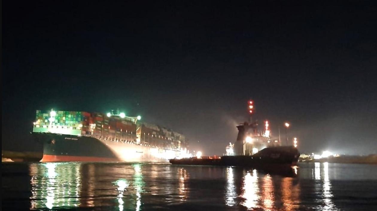 Remolcadores en las labores del reflote.