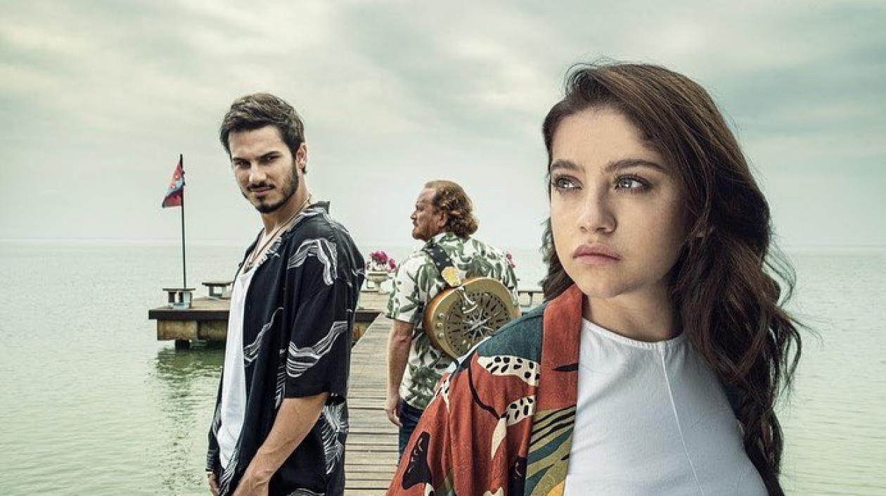 Pipe Bueno, Christian Tappan y Karol Sevilla en 'Siempre fui yo' de Disney+.