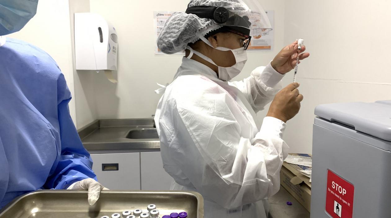 Vacunación contra el Covid-19 en 24 paso, 9 camino, en la Normal La Hacienda y Estadio Romelio Martínez.