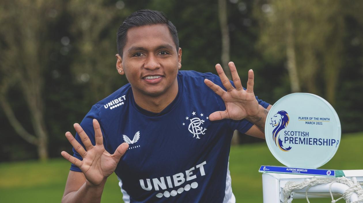 Alfredo Morelos con el trofeo al jugador del mes. 
