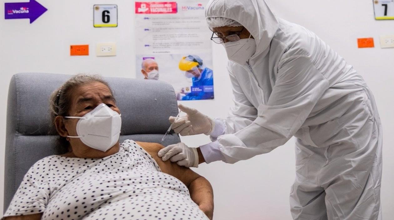 El Supersalud con la adulta mayor que recibió la vacuna No. 2 millones del país.