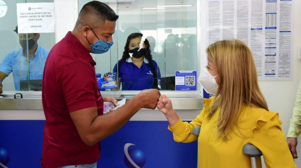 Gobernadora inspeccionó entrega de auxilios a propietarios y trabajadores de restaurantes.