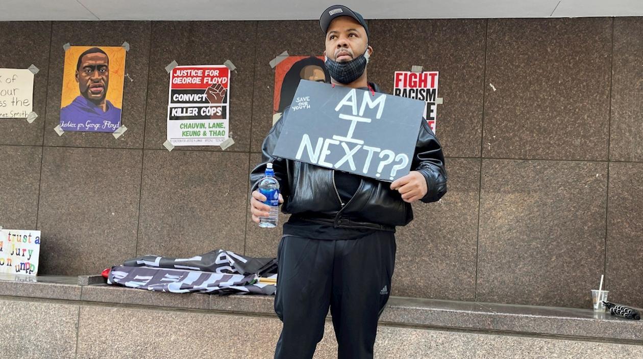 Varios vecinos de Mineápolis reclaman justicia para George Floyd.