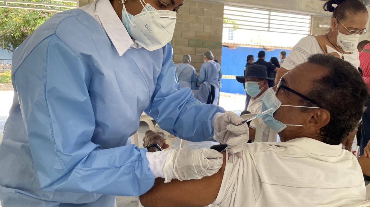 La gente mayor de 70 años puede vacunarse contra el Covid-19 sin citas.