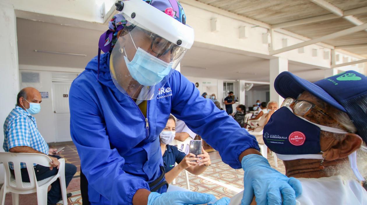 312 adultos mayores de 80 años recibieron, en el Centro de Vida La Sierra, la segunda dosis del biológico que les permitirá alcanzar la inmunidad en las próximas semanas.