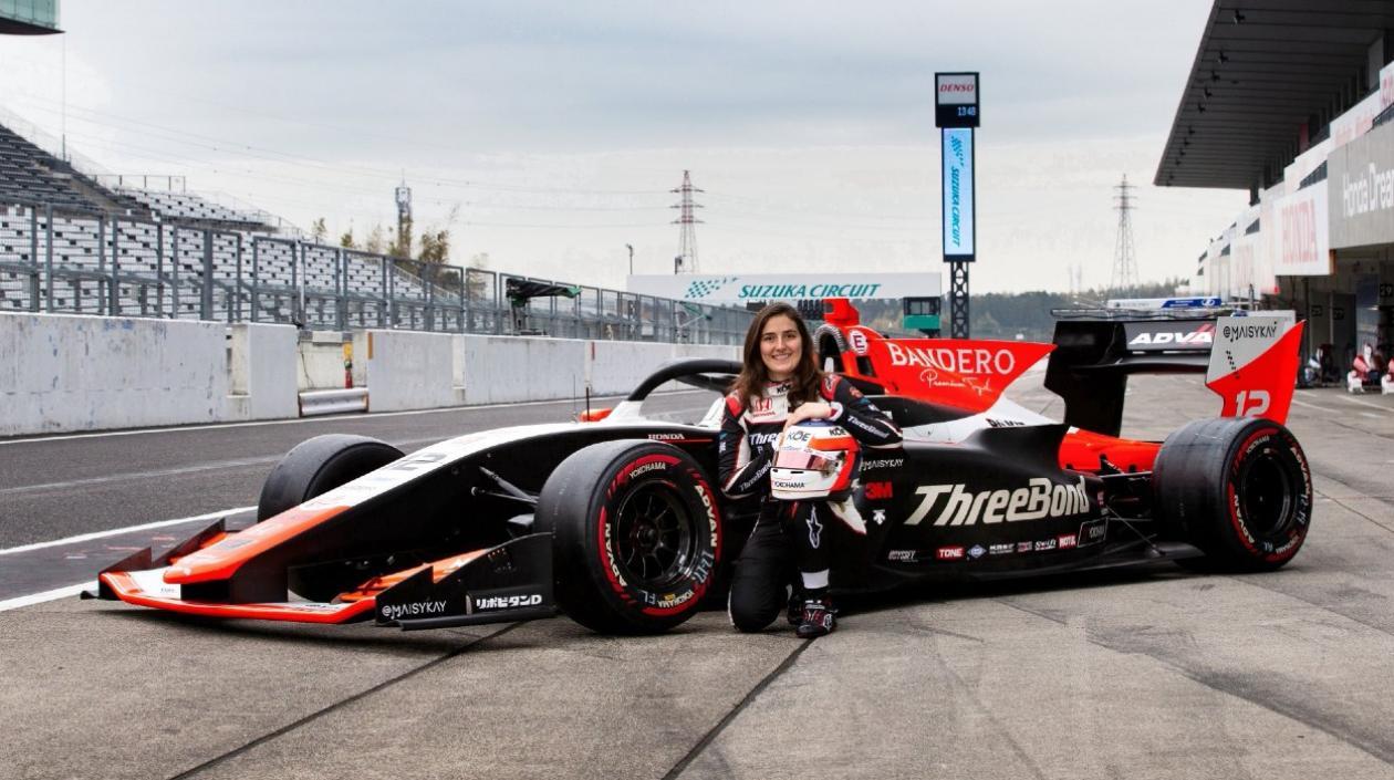 Tatiana Calderón, al lado de su monoplaza. 