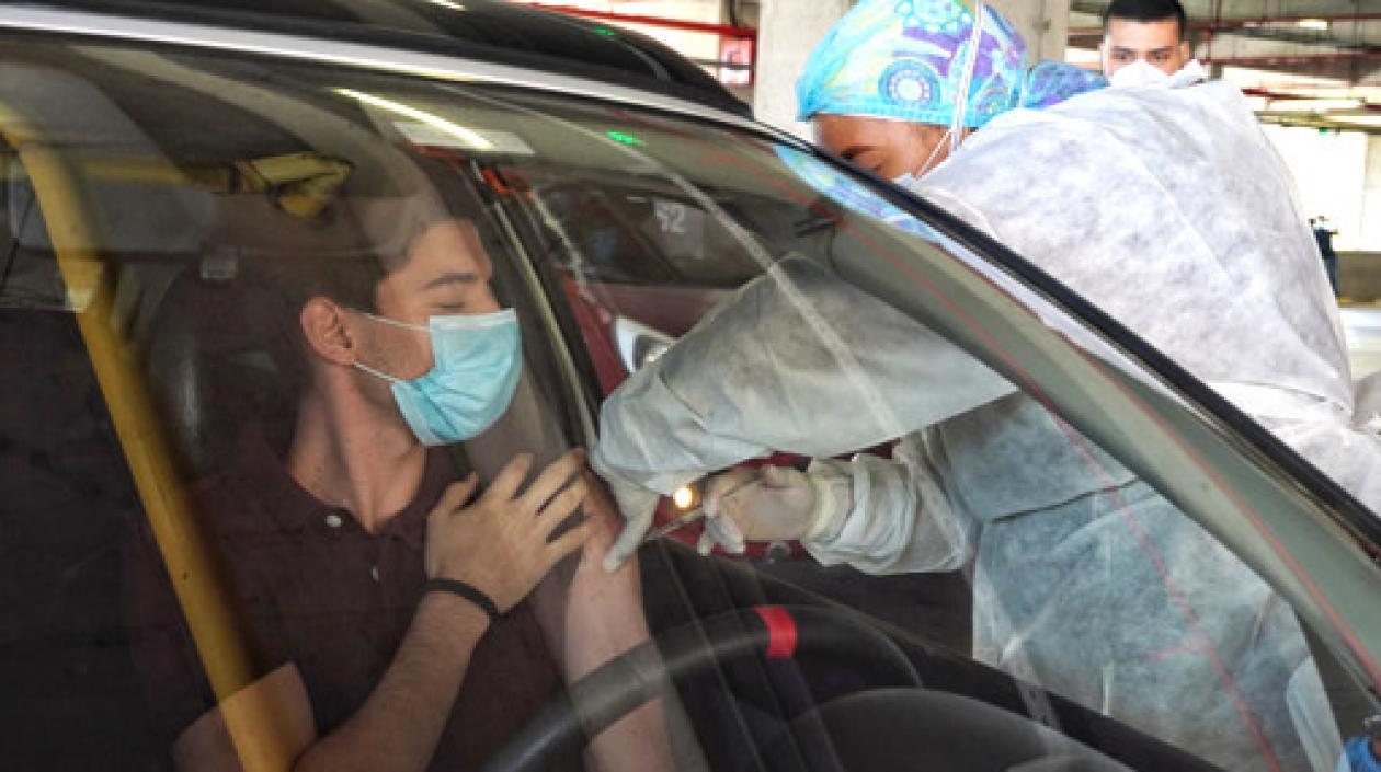 Aplicación de la vacuna sin bajarse del vehículo.