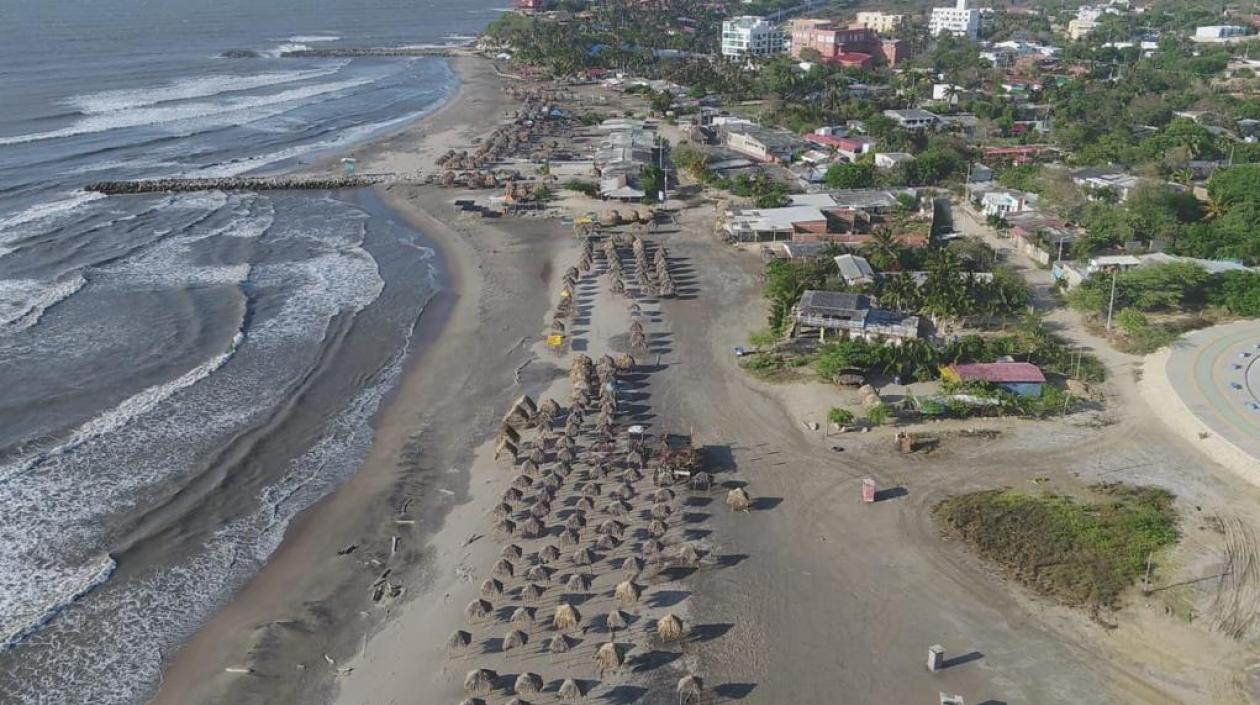 Playas del Atlántico vacías por el cierre en Semana Santa.
