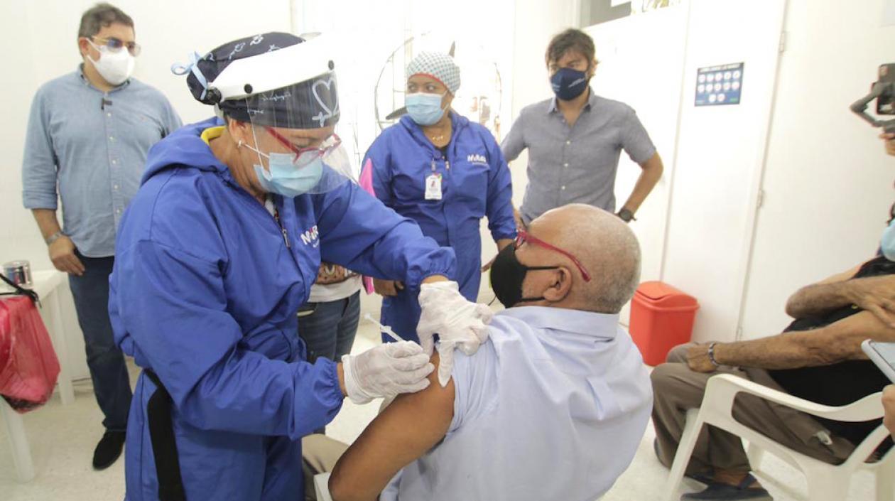 Un adulto mayor sometiéndose a la vacunación.