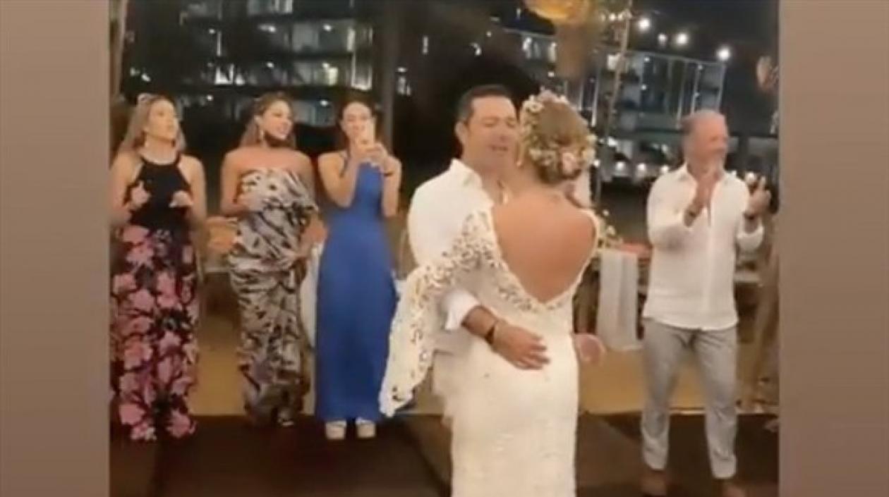 El concejal Juan Camilo Fuentes baila con su esposa.