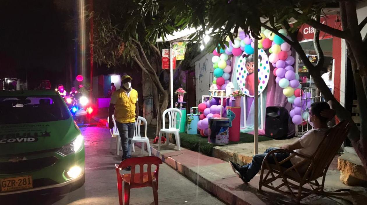 Autoridades hallaron una fiesta en medio de la caravana de seguridad.