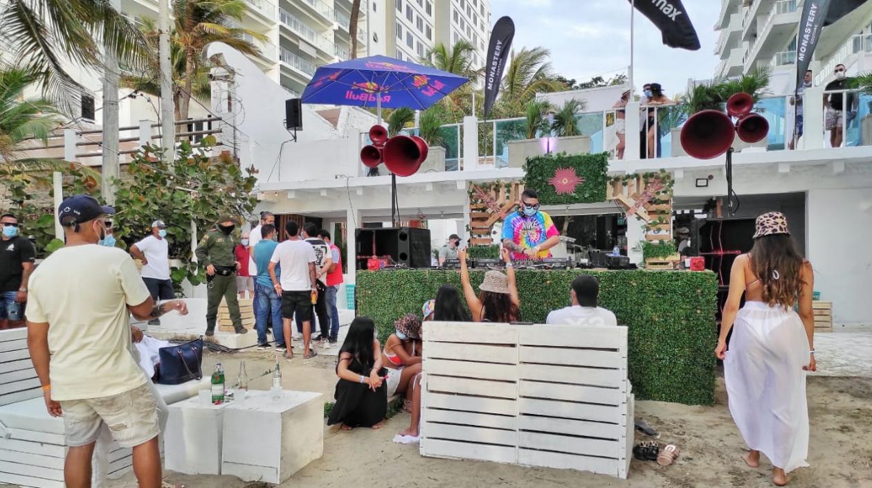 Cerraron el lugar de la fiesta donde se presentó Natalia París.