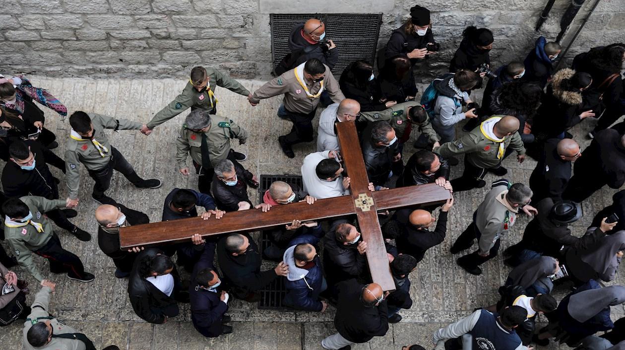La procesión fue encabezada por un grupo de franciscanos, seguidos por cientos de fieles.
