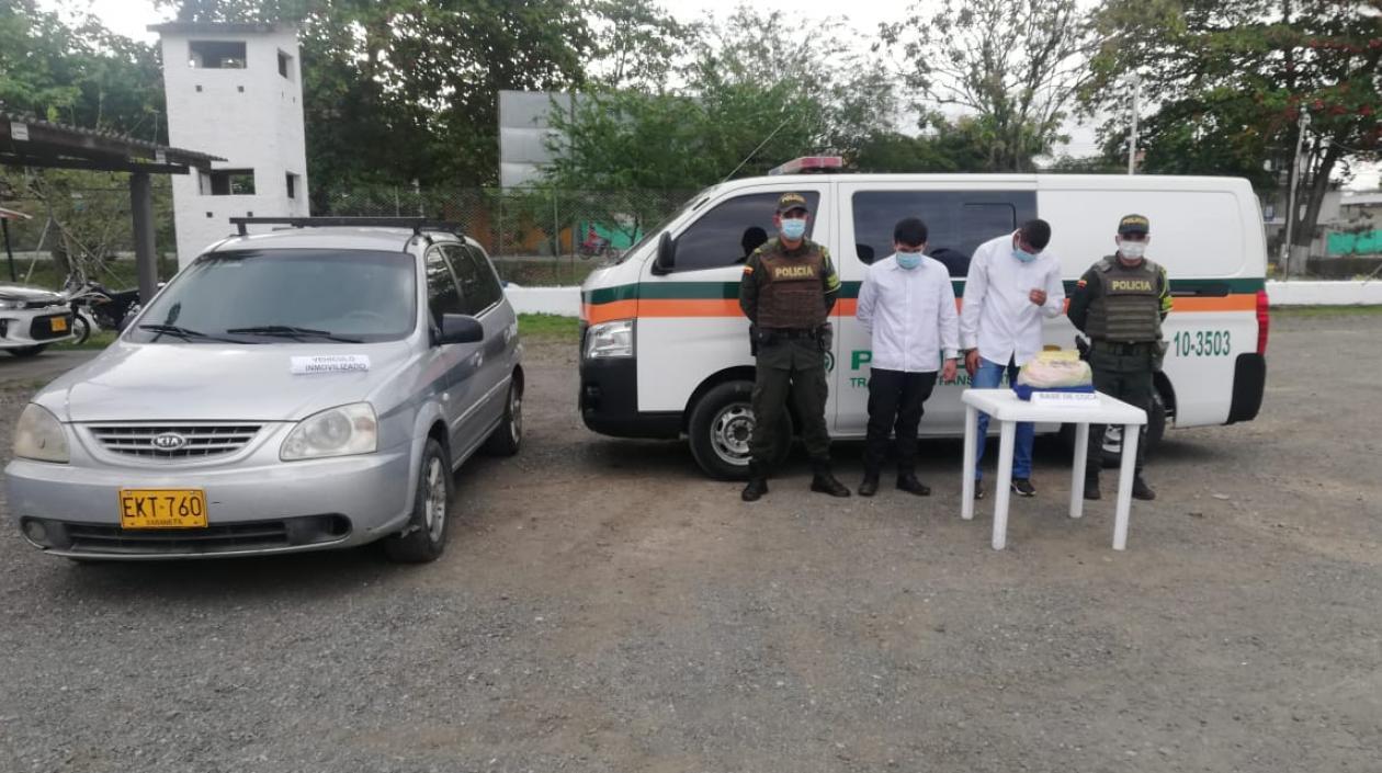 Los dos capturados se movilizaban en este vehículo fúnebre. 