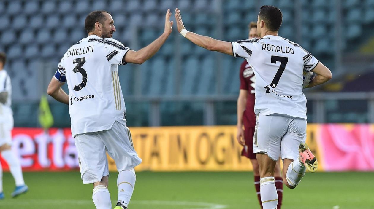 Chiellini y Cristiano celebran el empate.