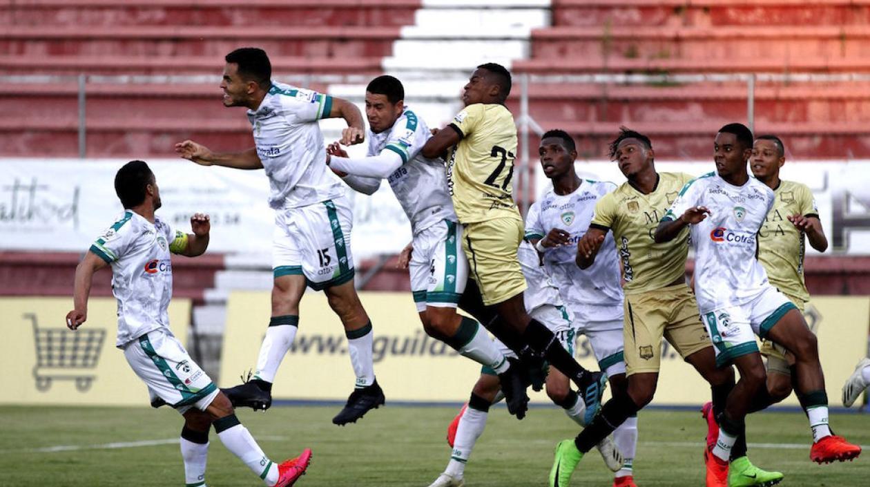 Acción del partido ante La Equidad protestado por Águilas Doradas.