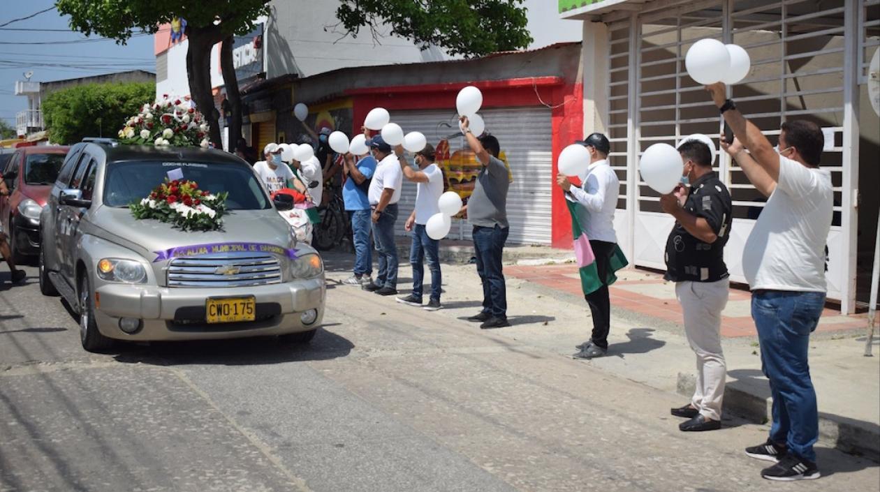 Despedida del cortejo fúnebre de la médico Sara De la Cruz.