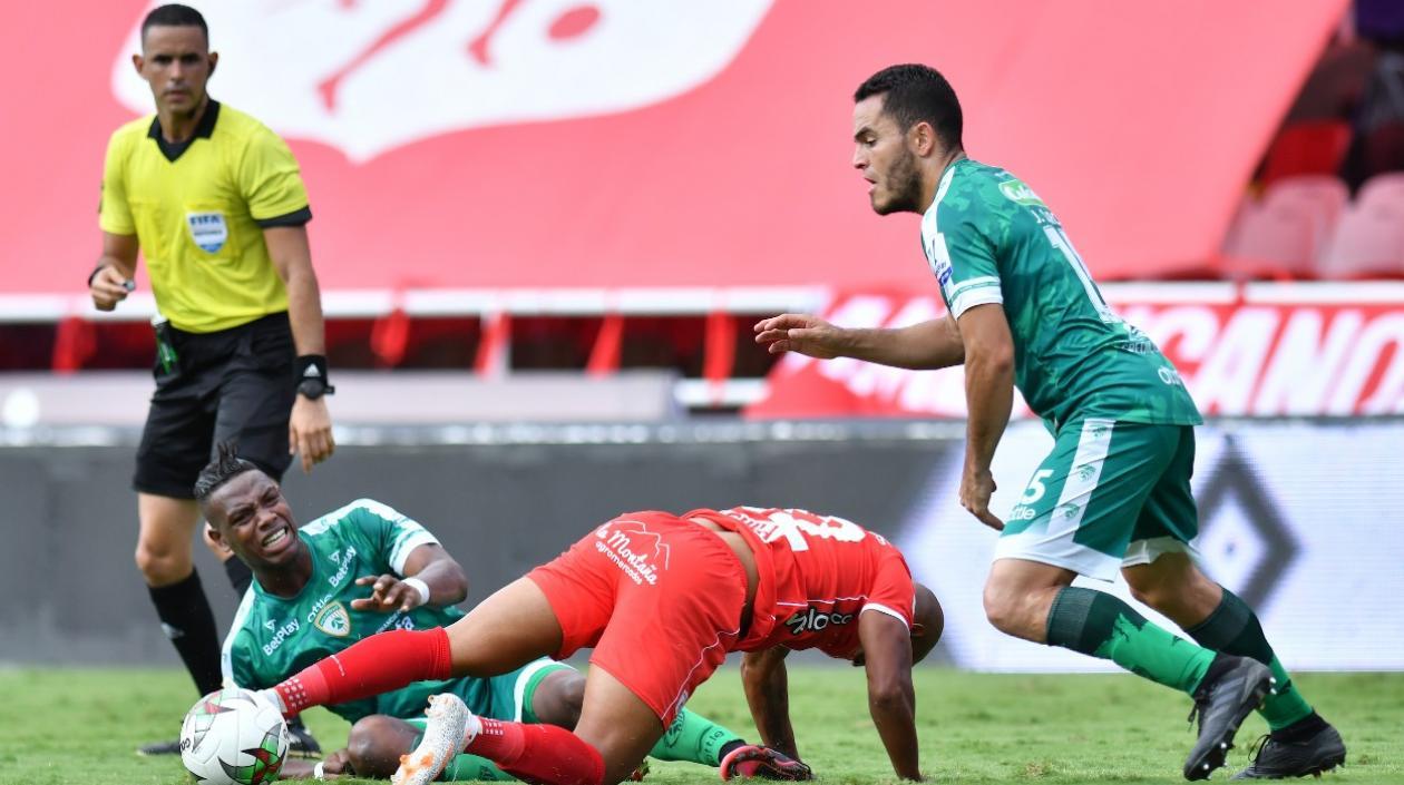 Acción del partido entre América y La Equidad. 