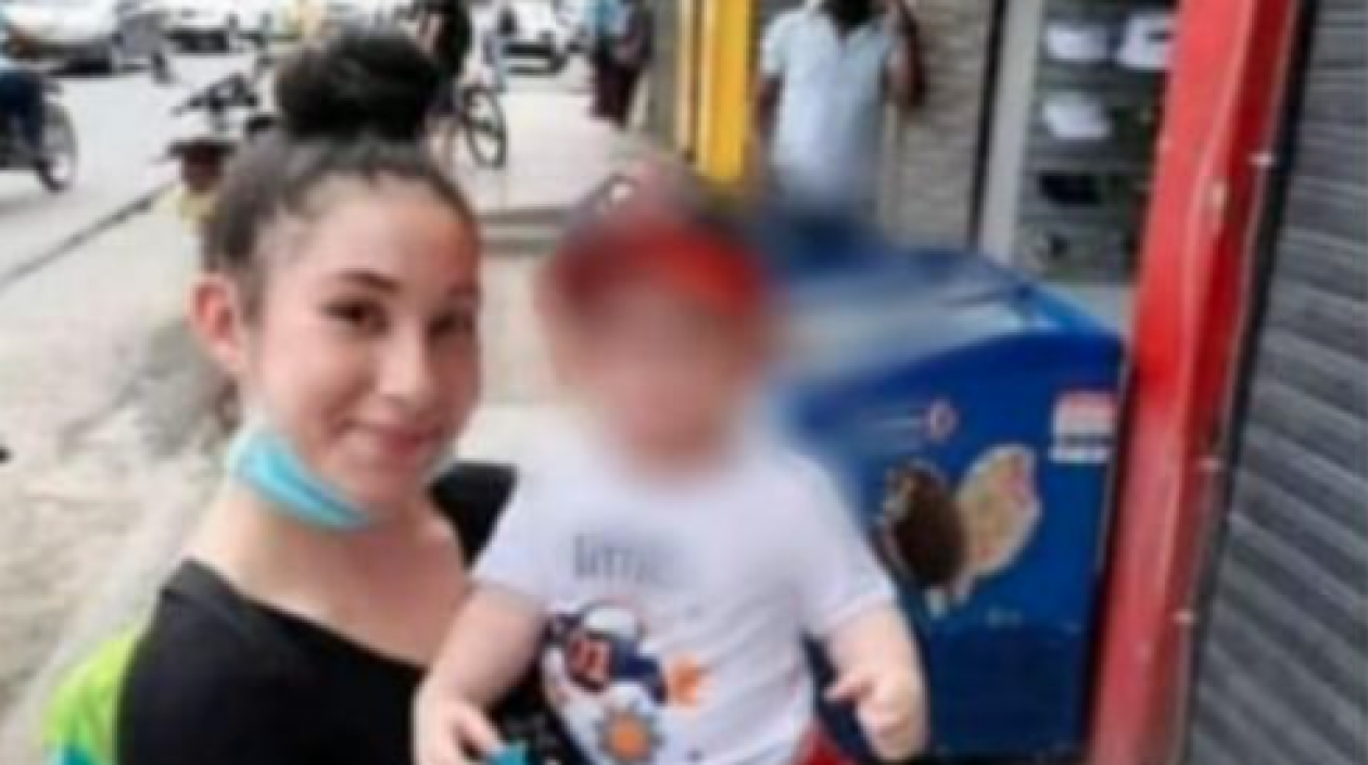 Iris Carolina Ayola Hernández y su bebé.