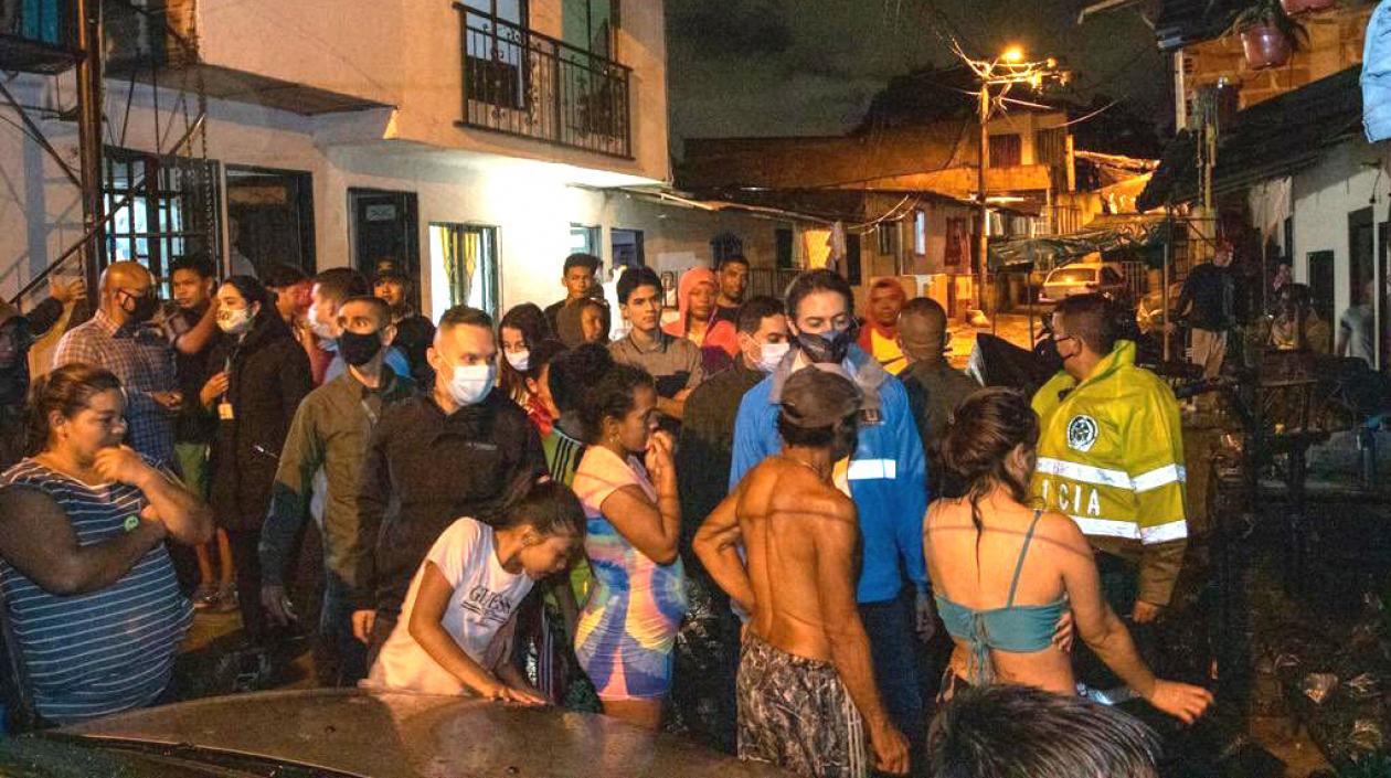 El Alcalde Daniel Quintero atendiendo a los afectados.