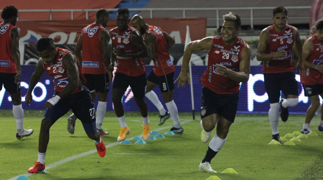 Fabián Viáfara y Teófilo Gutiérrez durante un calentamiento con Junior. 