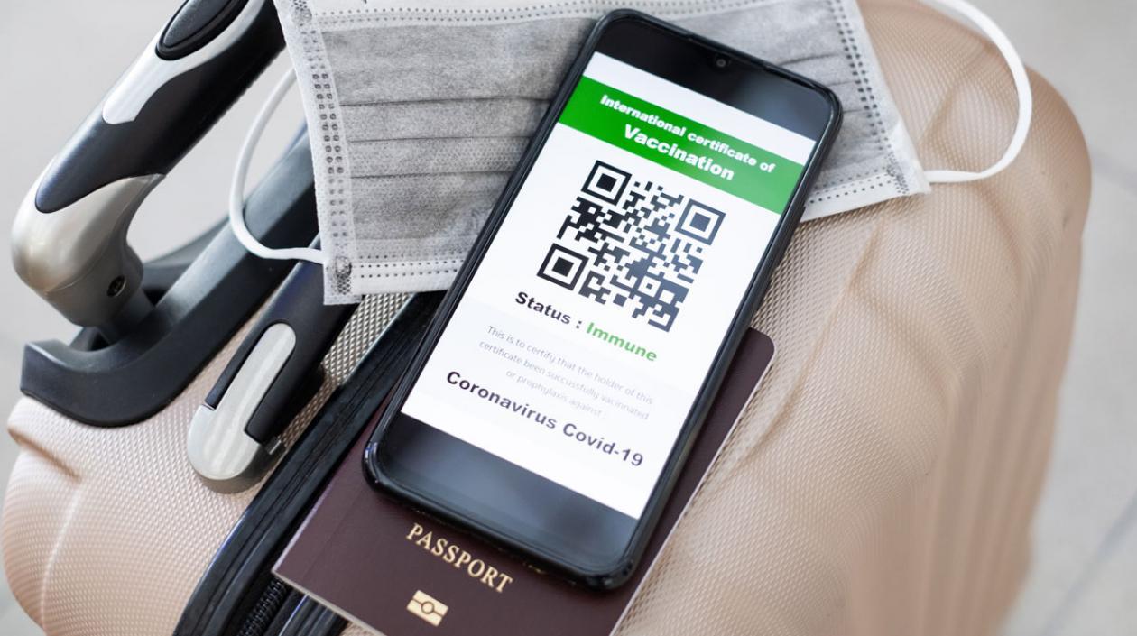 El uso de certificados de vacunación si está avanzando en Europa y es probado en NY.
