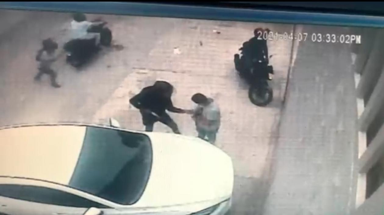 Los cuatro delincuentes en plena acción.