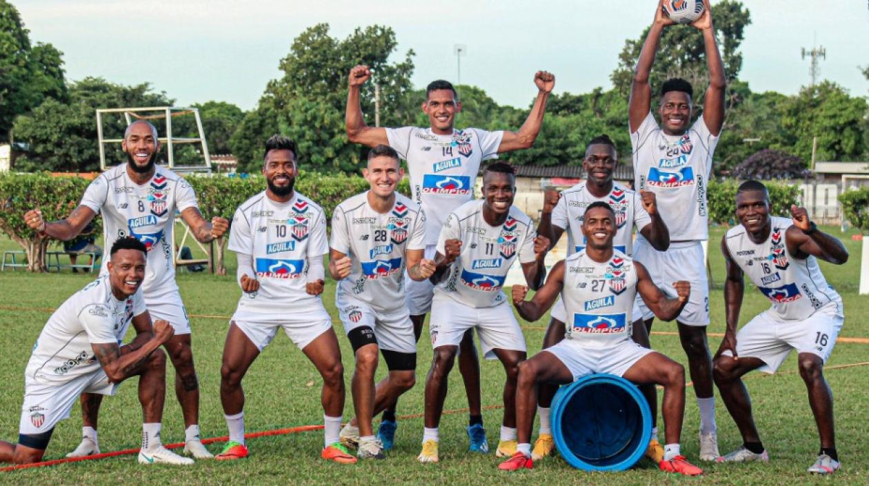 Jugadores del Junior tras el entrenamiento de hoy en Bolivia.
