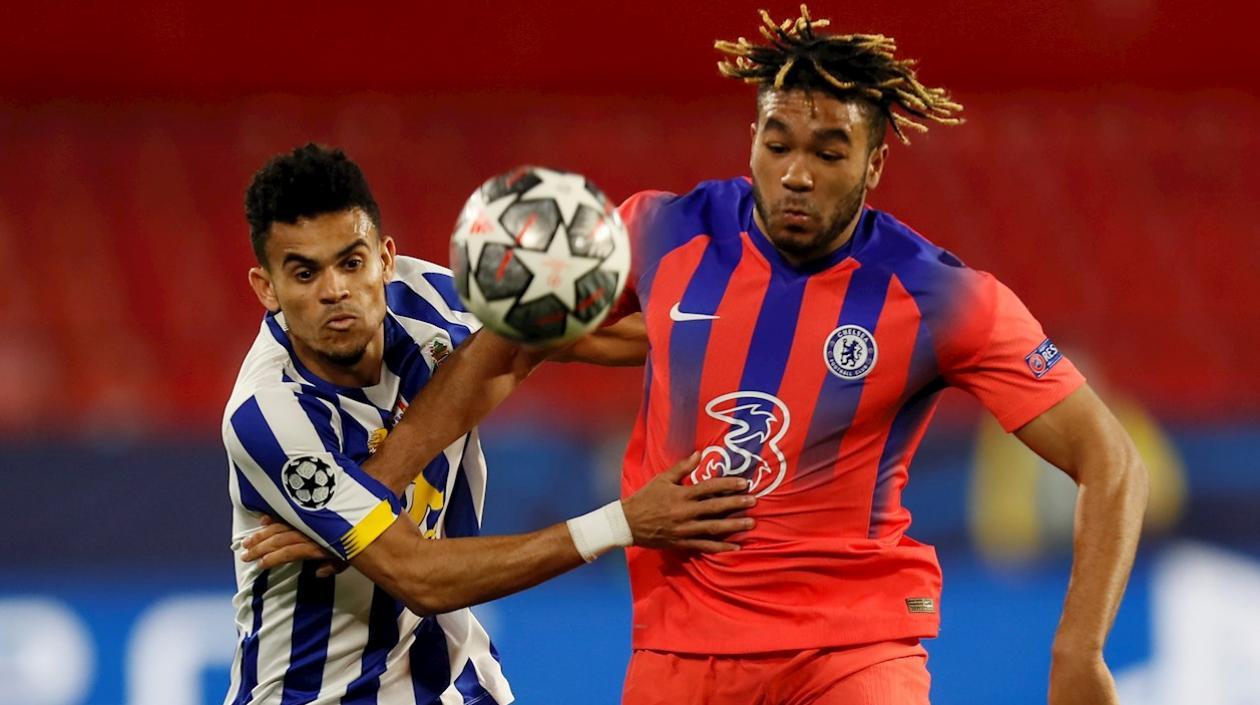 Luis Díaz ante la marca de Reece James. 