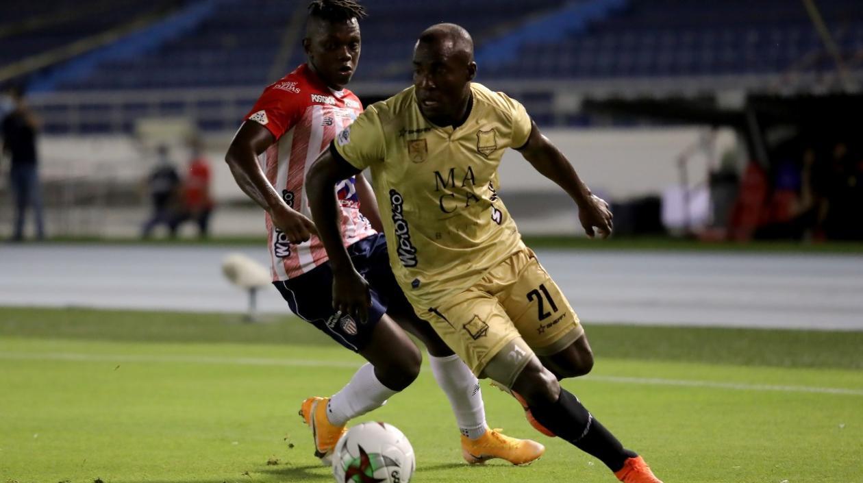 Acción del juego entre Junior y Águilas. 