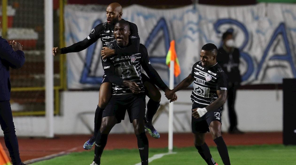 Germán Mera celebrando el gol del empate con Freddy Hinestroza y Fabián Viáfara.