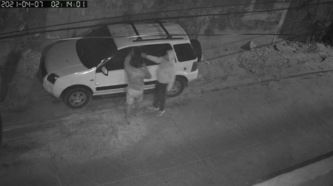 Momento en que los ladrones abrían la puerta del vehículo que pretendían hurtar. 
