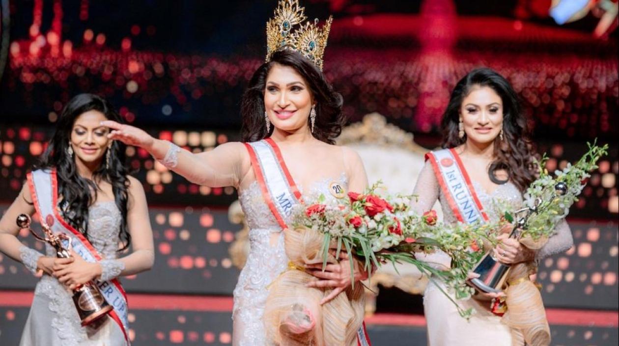 La ganadora abandonó el escenario llorando, tras serle quitada la corona.