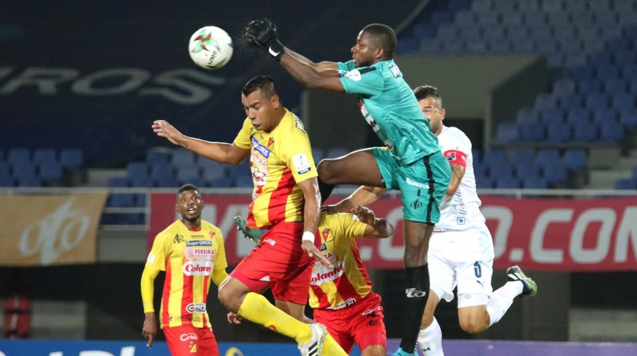 Acción del partido entre Deportivo Pereira y Deportivo Independiente Medellín. 
