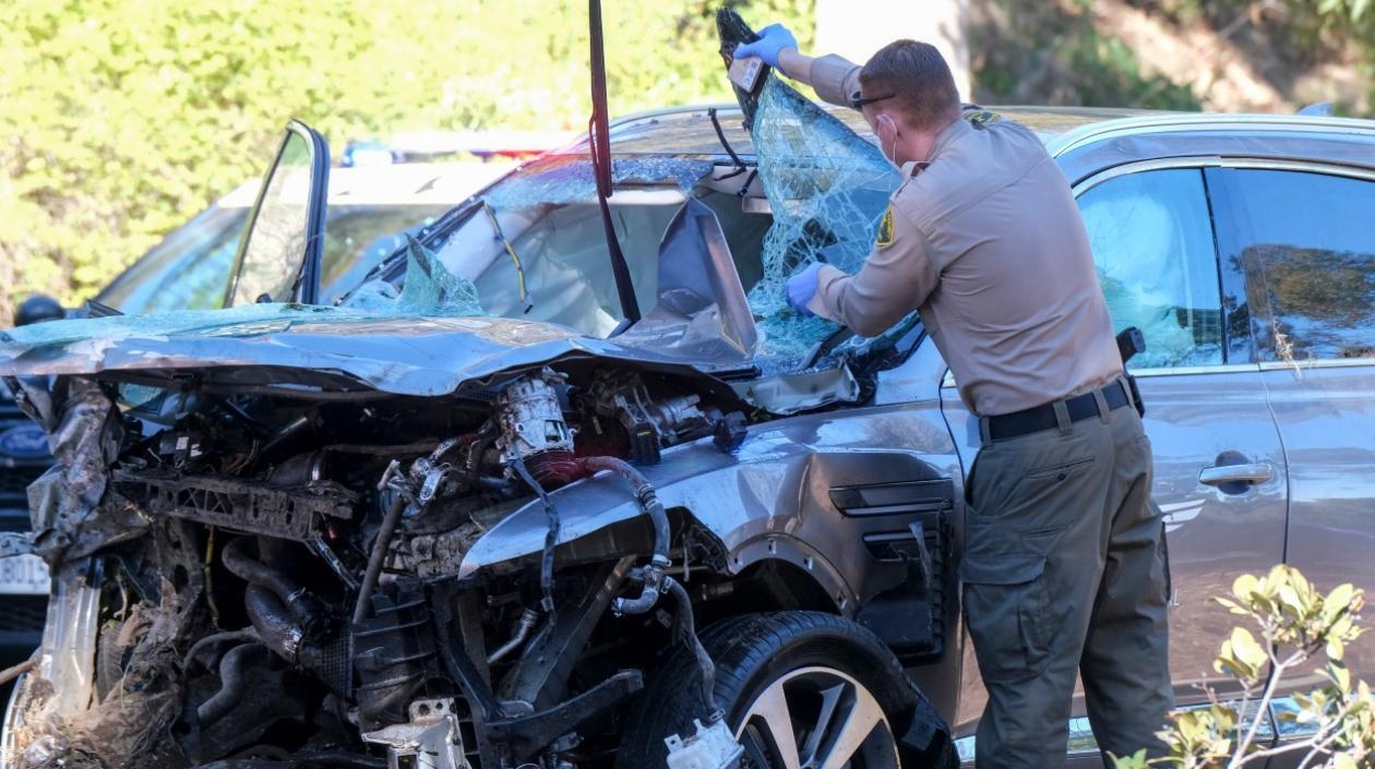 Así quedó la camioneta del golfista Tiger Woods tras el accidente. 