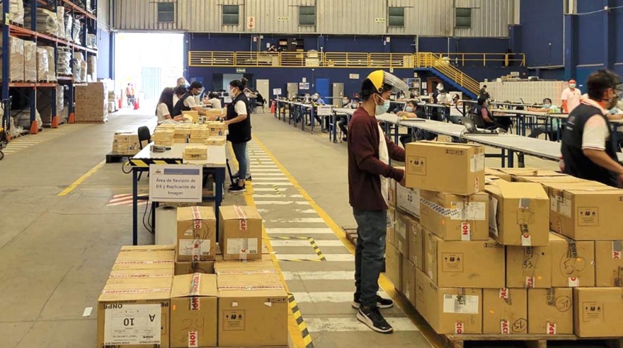 Preparación de los puestos de votación.