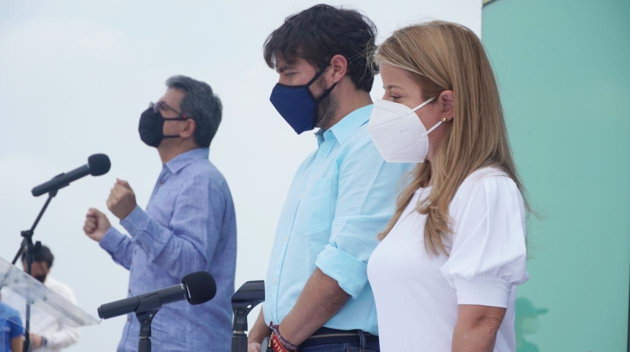 El alcalde de Barranquilla, Jaime Pumarejo, y la gobernadora del Atlántico, Elsa Noguera, en un momento de oración.