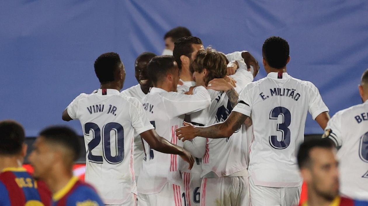 Real Madrid celebra uno de los tantos ante el Barcelona. 