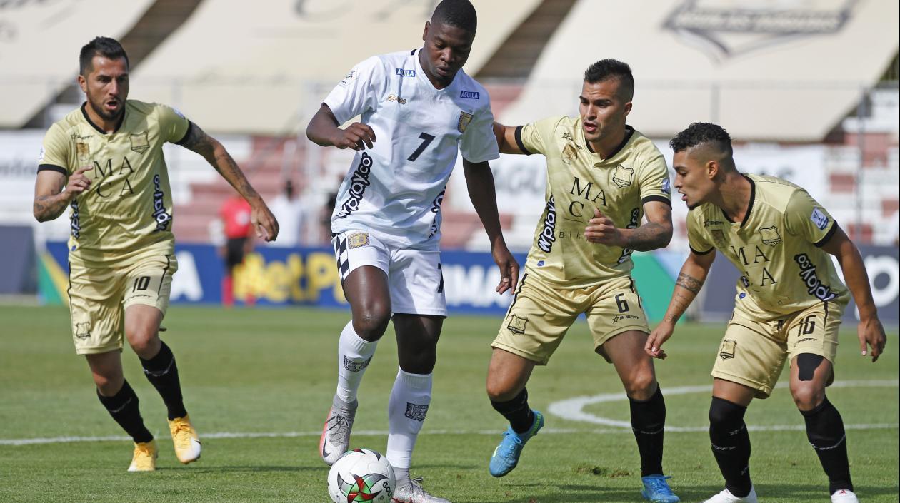 Giovanni López (6) fue el jugador de Águilas que se lesionó y puso fin al partido. 