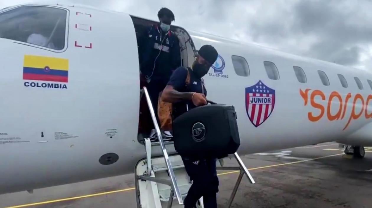 Freddy Hinestroza y Didier Moreno descienden del avión. 